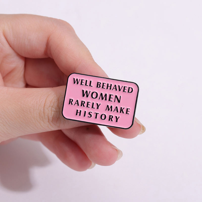 Pin de esmalte con frase famos - Jewelry Making History reseña y precio