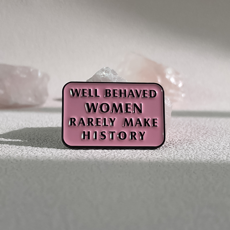Pin de esmalte con frase famos - Jewelry Making History reseña y precio