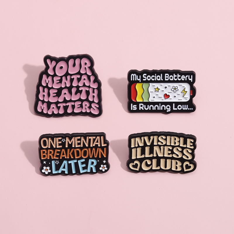 Broche de Metal con letras de  - Jewelry Making History reseña y precio
